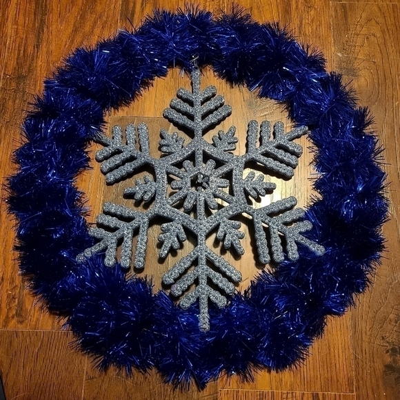 WINTER Tinsel Wreath - Picture 2 of 2